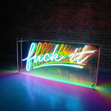 Gi rommet ditt en kant med vårt 'fuck it' led neonskilt. Dette stående skiltet er ikke bare en lyskilde, men også et kunstverk som uttrykker en avslappet holdning med et snev av humor. Perfekt for å tilføre litt personlighet til ditt private rom eller kreative arbeidsplass. Med sitt fargerike og levende lys, skaper det en unik atmosfære som garantert vil fange oppmerksomheten.