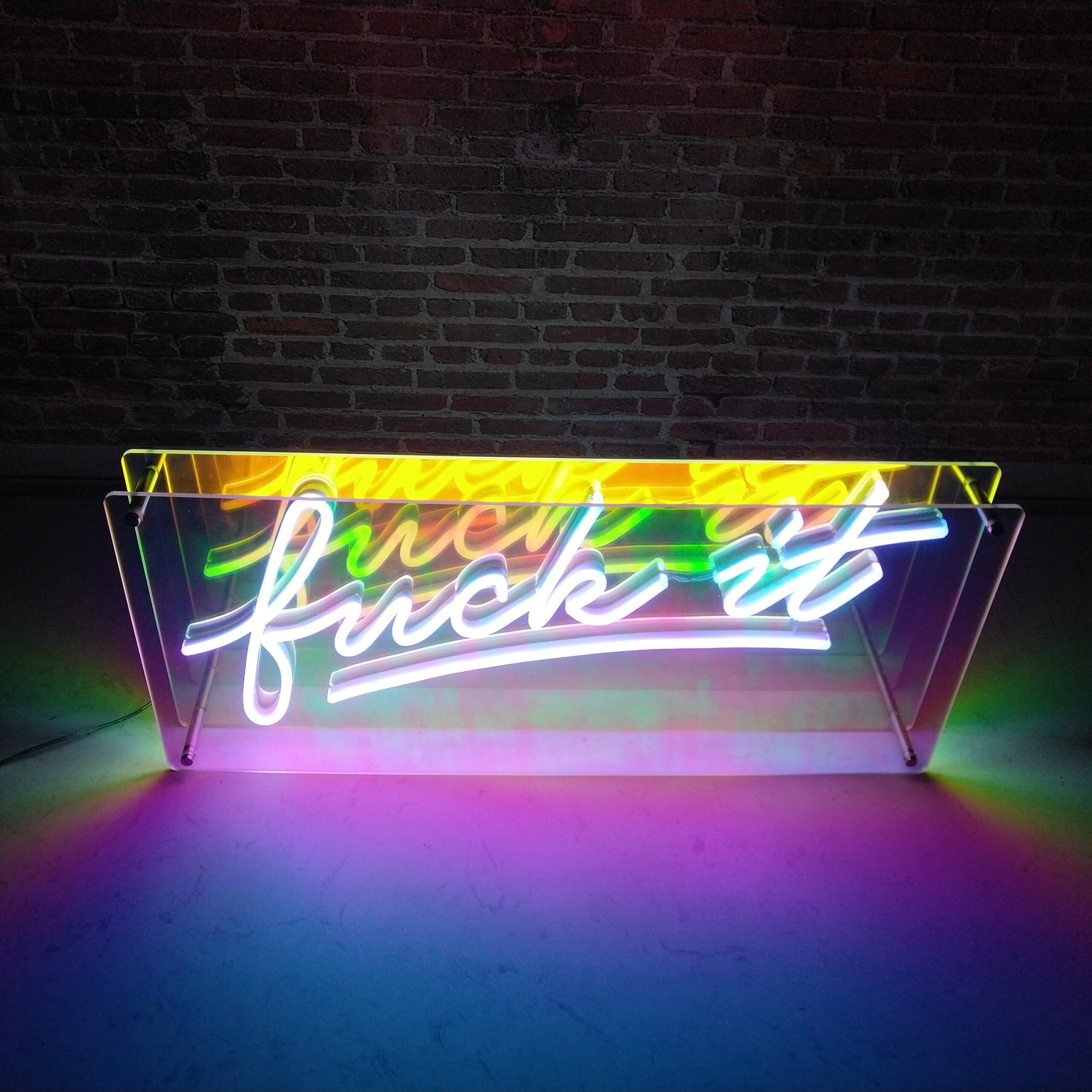Gi rommet ditt en kant med vårt 'fuck it' led neonskilt. Dette stående skiltet er ikke bare en lyskilde, men også et kunstverk som uttrykker en avslappet holdning med et snev av humor. Perfekt for å tilføre litt personlighet til ditt private rom eller kreative arbeidsplass. Med sitt fargerike og levende lys, skaper det en unik atmosfære som garantert vil fange oppmerksomheten.