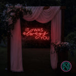 LED-neonskilt med tekst «IT WAS always YOU», rød glød