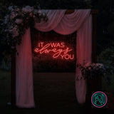 LED-neonskilt med tekst «IT WAS always YOU», rød glød