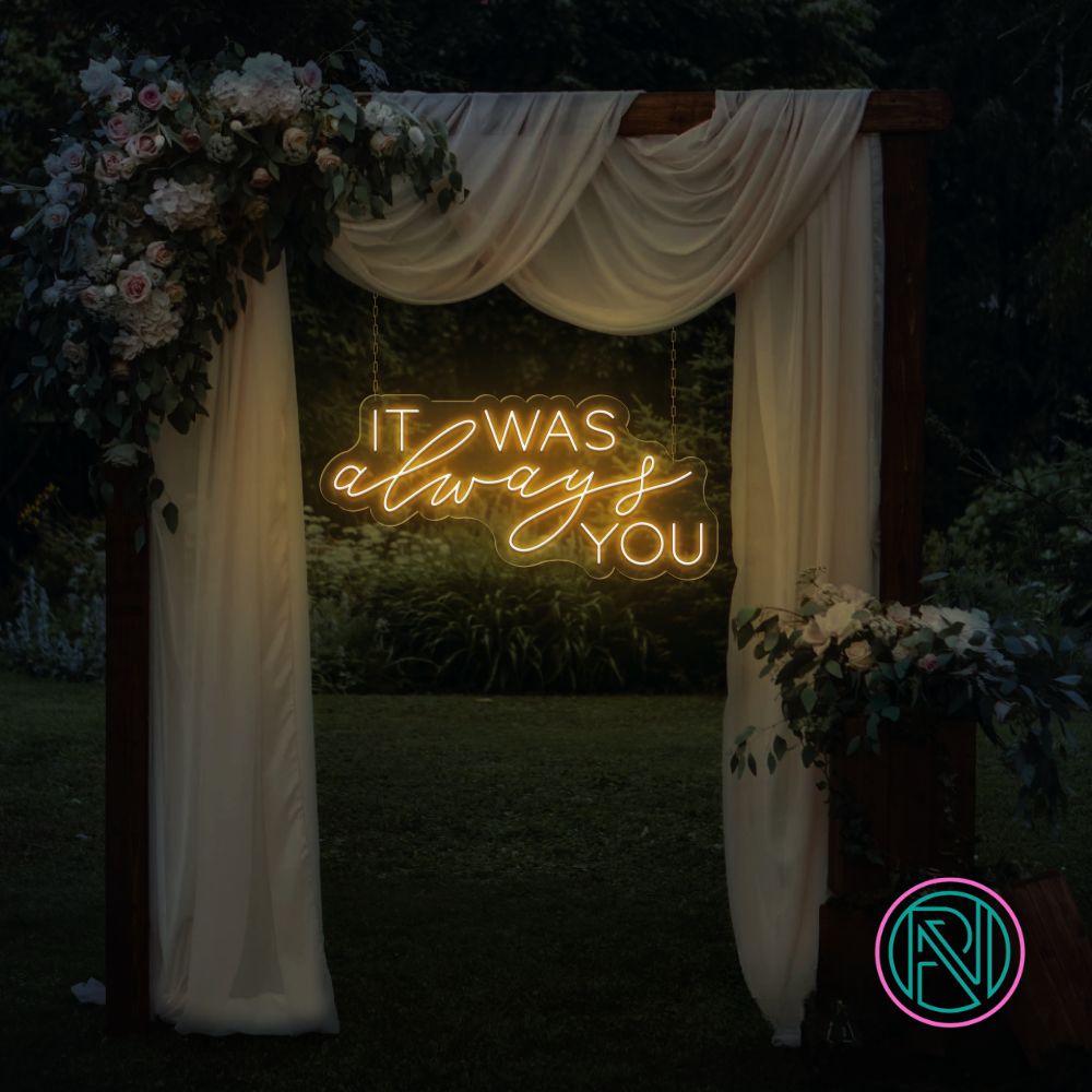 LED-neonskilt med «IT WAS always YOU» i gyllen belysning.