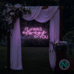 LED-neonskilt med «IT WAS always YOU» i lilla belysning.