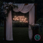 LED-neonskilt med «IT WAS always YOU» i rosa belysning.
