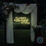 LED-neonskilt med «IT WAS always YOU» i grønn belysning.