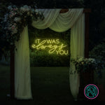 LED-neonskilt med tekst «IT WAS always YOU», gulgrønn glød