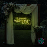 LED-neonskilt med tekst «IT WAS always YOU», gulgrønn glød