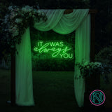 LED-neonskilt med tekst «IT WAS always YOU», knallgrønn glød
