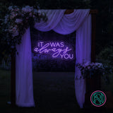 LED-neonskilt med tekst «IT WAS always YOU», fiolett glød