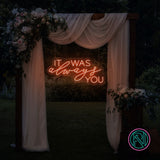 LED-neonskilt med tekst «IT WAS always YOU», oransje glød