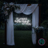 LED-neonskilt med tekst «IT WAS always YOU», kjølig hvit glød
