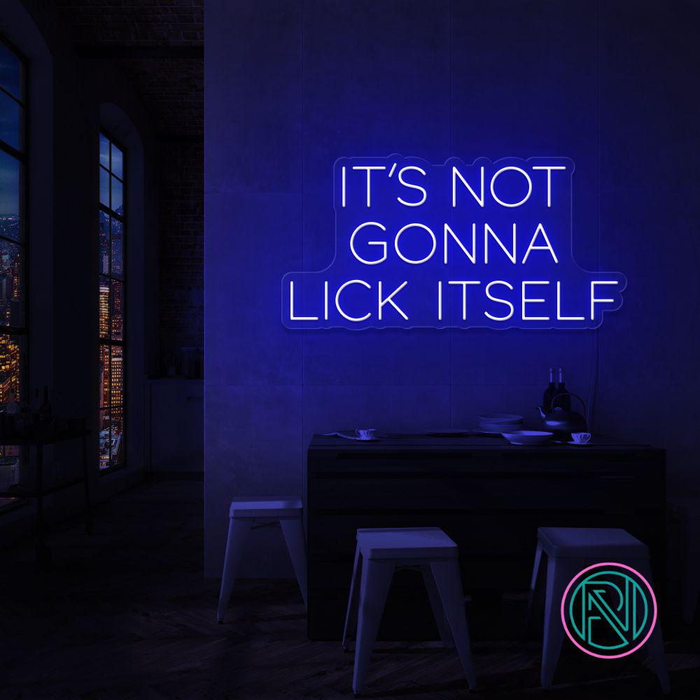 Sett et humoristisk preg på omgivelsene med 'it´s not gonna' led neonskilt. Dette skiltet er det perfekte tilbehøret for et lekent interiør, med en størrelse på 96x49 cm som fanger oppmerksomheten. Velg din favorittfarge for å skape en dynamisk og personlig atmosfære.