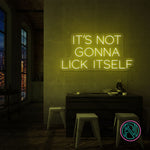 Sett et humoristisk preg på omgivelsene med 'it´s not gonna' led neonskilt. Dette skiltet er det perfekte tilbehøret for et lekent interiør, med en størrelse på 96x49 cm som fanger oppmerksomheten. Velg din favorittfarge for å skape en dynamisk og personlig atmosfære.