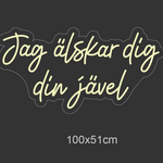 Sett et personlig preg på omgivelsene med vårt 'jag älskar dig din jävel' led neonskilt. Dette moderne og stilige skiltet tilbyr en varm glød og er ideelt for alle som ønsker å uttrykke sine følelser med et snev av humor. Tilpasset for det norske markedet, er dette et blikkfang som garantert vil vekke oppmerksomhet og sette stemningen i ethvert rom.