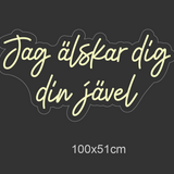 Sett et personlig preg på omgivelsene med vårt 'jag älskar dig din jävel' led neonskilt. Dette moderne og stilige skiltet tilbyr en varm glød og er ideelt for alle som ønsker å uttrykke sine følelser med et snev av humor. Tilpasset for det norske markedet, er dette et blikkfang som garantert vil vekke oppmerksomhet og sette stemningen i ethvert rom.