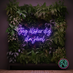 Sett et personlig preg på omgivelsene med vårt 'jag älskar dig din jävel' led neonskilt. Dette moderne og stilige skiltet tilbyr en varm glød og er ideelt for alle som ønsker å uttrykke sine følelser med et snev av humor. Tilpasset for det norske markedet, er dette et blikkfang som garantert vil vekke oppmerksomhet og sette stemningen i ethvert rom.
