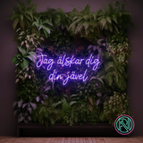 Sett et personlig preg på omgivelsene med vårt 'jag älskar dig din jävel' led neonskilt. Dette moderne og stilige skiltet tilbyr en varm glød og er ideelt for alle som ønsker å uttrykke sine følelser med et snev av humor. Tilpasset for det norske markedet, er dette et blikkfang som garantert vil vekke oppmerksomhet og sette stemningen i ethvert rom.