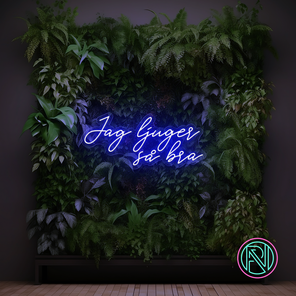 Skap en spennende vibe med vårt 'jag ljuger så bra' led neonskilt. Dette skiltet gir et dristig utsagn som perfekt fanger oppmerksomheten i ethvert miljø, enten det er hjemme eller på kontoret. Velg den fargen som best passer ditt rom og sett et personlig preg på interiøret.