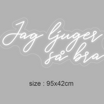 LED-neonskilt på 95x42 cm med teksten «Jag ljuger så bra». 