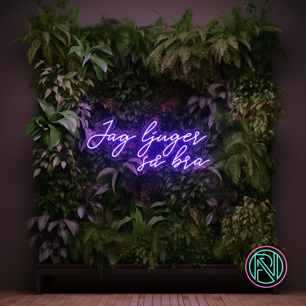Skap en spennende vibe med vårt 'jag ljuger så bra' led neonskilt. Dette skiltet gir et dristig utsagn som perfekt fanger oppmerksomheten i ethvert miljø, enten det er hjemme eller på kontoret. Velg den fargen som best passer ditt rom og sett et personlig preg på interiøret.