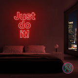 LED-neonskilt i rød glød på vegg med «Just do it!»