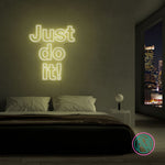 LED-neonskilt i grønn-hvit glød på vegg med «Just do it!»