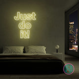 LED-neonskilt i grønn-hvit glød på vegg med «Just do it!»