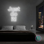 LED-neonskilt i hvit glød på vegg med «Just do it!»