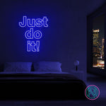 LED-neonskilt med teksten “Just do it!” i blått lys.