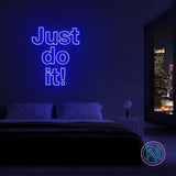 LED-neonskilt med teksten “Just do it!” i blått lys.