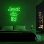 LED-neonskilt med teksten “Just do it!” i grønt lys.