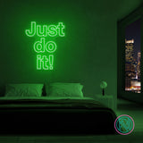 LED-neonskilt med teksten “Just do it!” i grønt lys.