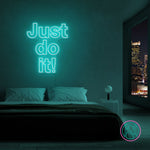 LED-neonskilt med teksten “Just do it!” i turkis/blått lys.