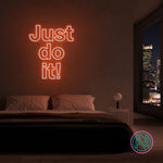 LED-neonskilt med teksten “Just do it!” i oransje/rødt lys.