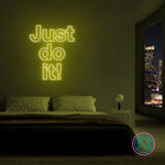 LED-neonskilt med teksten “Just do it!” i gul/oransje lys.
