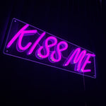 LED neonskilt med «Kiss ME»-tekst i rosa neonlys, rektangulær ramme