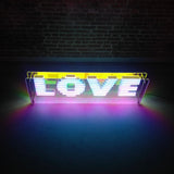 LED-neonskilt med LOVE-tekst i kjølig hvit, akrylplate med regnbueglød