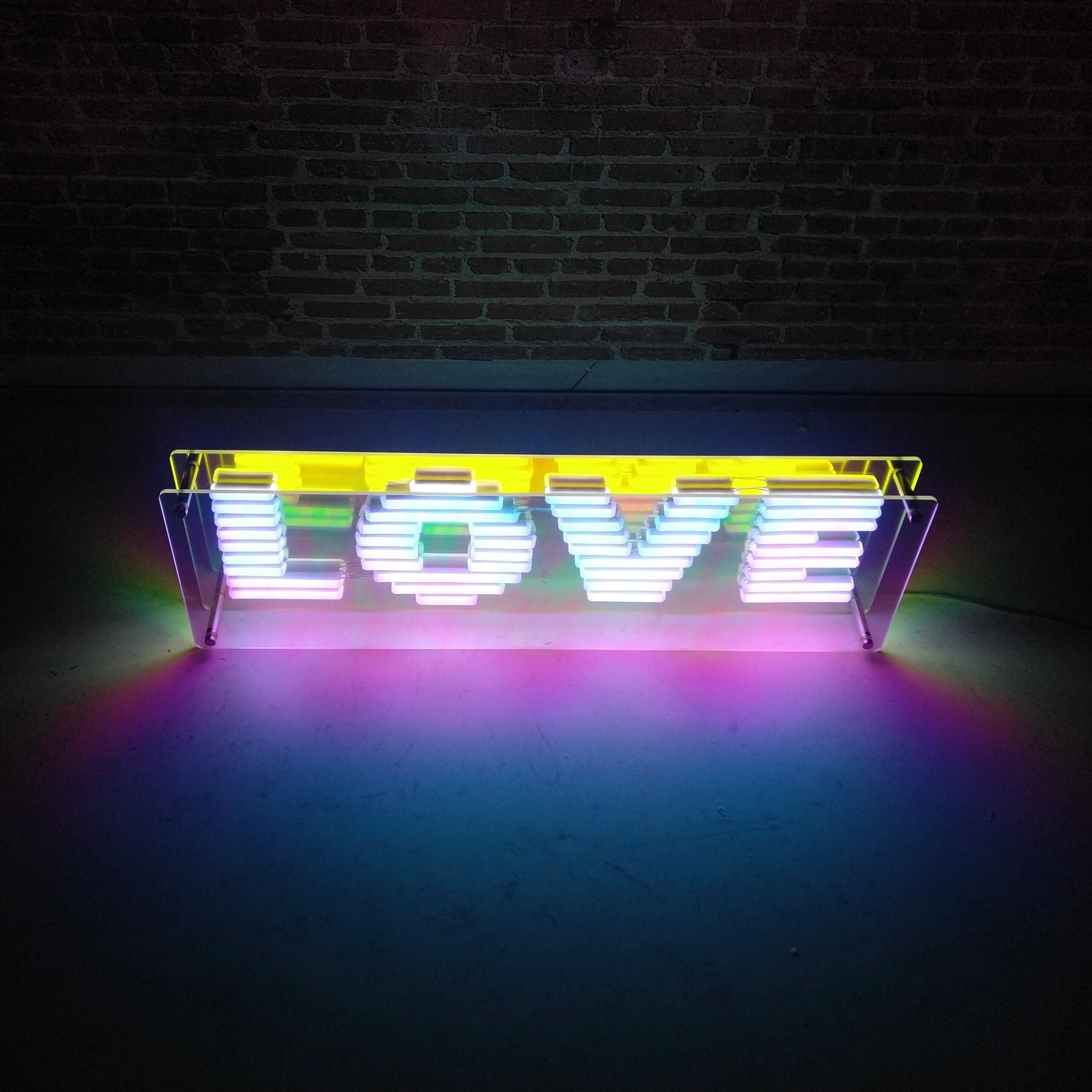 LED-neonskilt med LOVE-tekst i kjølig hvit, akrylplate med regnbueglød