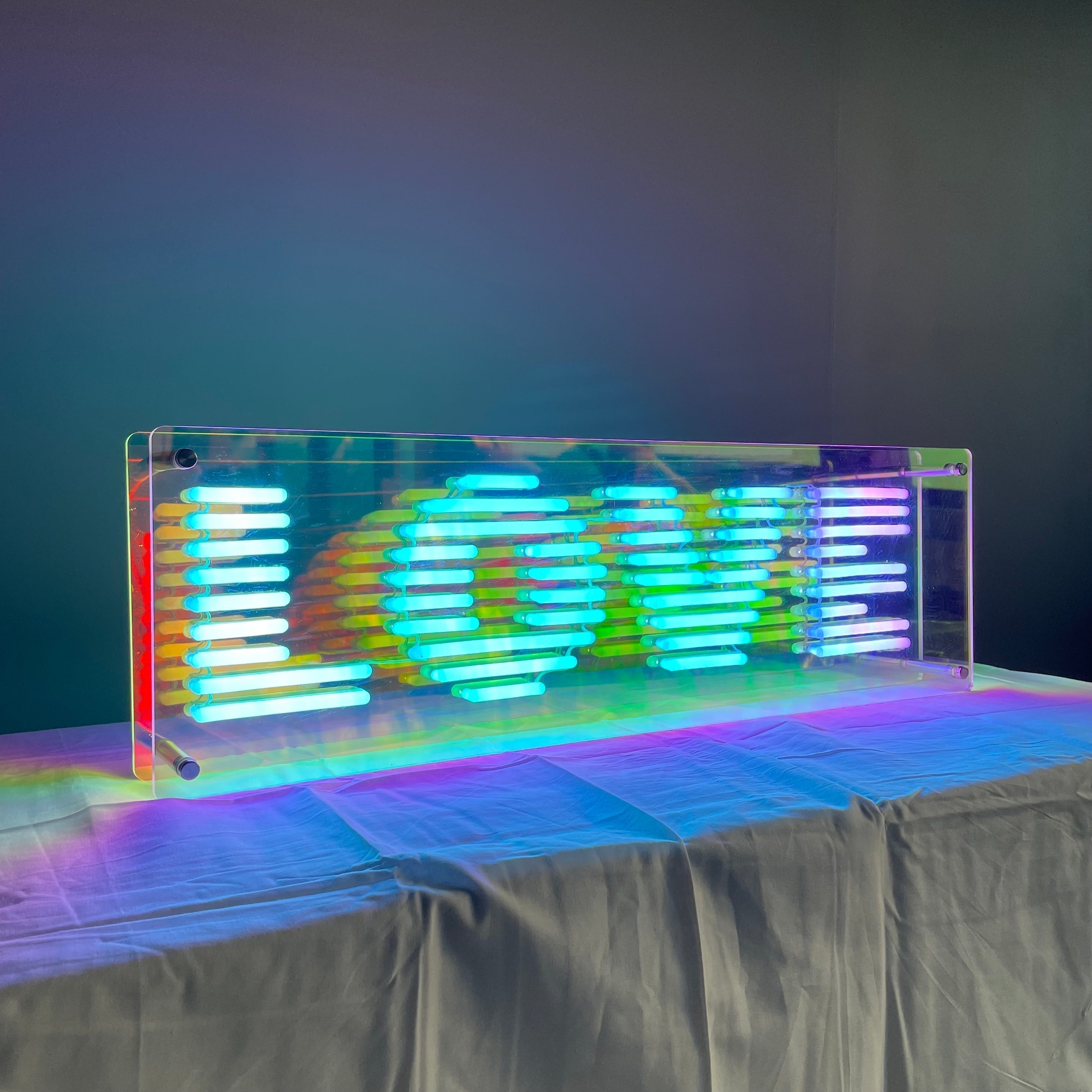LED-neonskilt i akryl med LOVE, regnbuefarget lys langs kantene og tekstlinjene