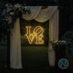 LED neonskilt med LOVE i varmt gult neonlys