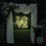 LED-neonskilt med LOVE-tekst, gul neonlys.