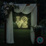 LED-neonskilt med LOVE-tekst, gul neonlys.