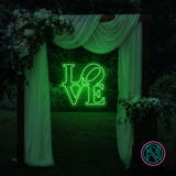 LED neonskilt med LOVE i grønt neonlys