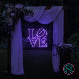 LED neonskilt med LOVE i fiolblått neonlys