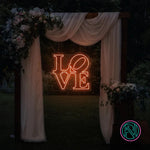 LED neonskilt med LOVE i oransje neonlys