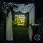 LED-neonskilt med gul tekst: «LOVE YOU TO THE MOON AND BACK»