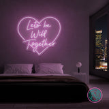 LED neonskilt i hjerteform med «Lets be Wild Together»-tekst, lys rosa glød