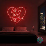 LED-neonskilt i hjerteform «Lets be Wild Together», rød glød.