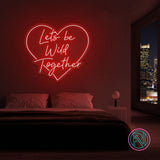 LED-neonskilt i hjerteform «Lets be Wild Together», rød glød.
