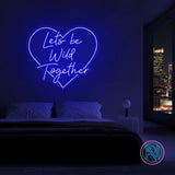 LED-neonskilt i hjerteform «Lets be Wild Together», blå glød.