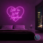 LED-neonskilt i hjerteform «Lets be Wild Together», rosa glød.
